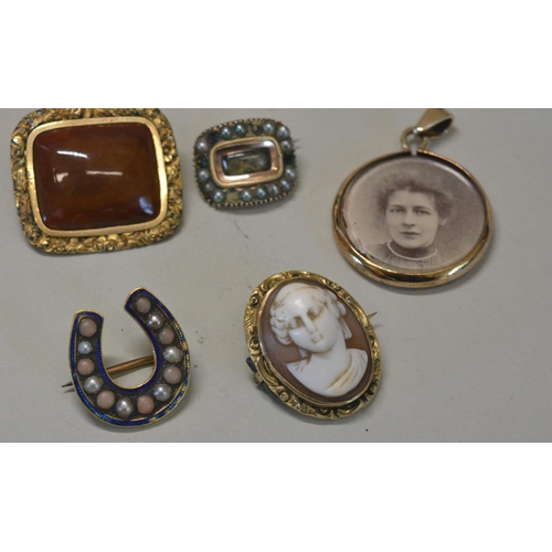 487 - A COLLECTION OF BROOCHESA small Georgian brooch set with woven hair and a border of split pearls, se... 