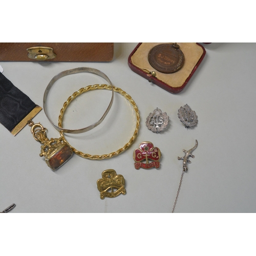 467 - A MIXED LOT OF JEWELLERYIncluding silver rings, a silver bangle, a gilt metal bangle, a gilt necklac... 