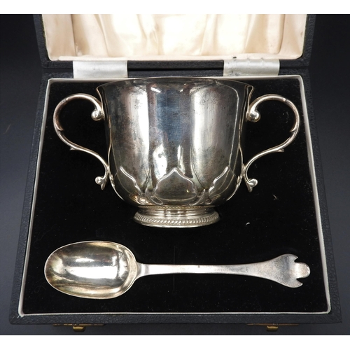 459 - A SILVER PORRINGER WITH ASSOCIATED TREFID SPOON, with a fitted case, the porringer London, 1810, the... 