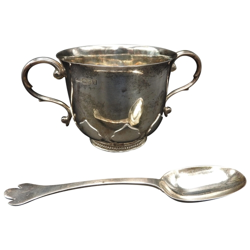 459 - A SILVER PORRINGER WITH ASSOCIATED TREFID SPOON, with a fitted case, the porringer London, 1810, the... 