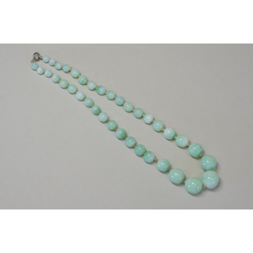 466 - A GLASS IMITATION JADE BEAD NECKLACEGraduating green glass beads with silver bolt fastening.Weight 5... 