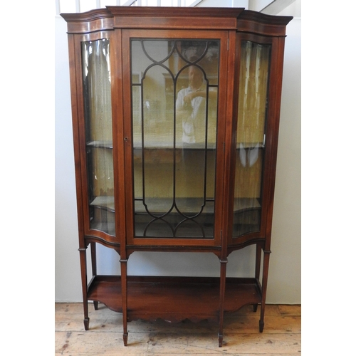 80 - A LATE 19TH CENTURY MAHOGANY INLAID BREAKFRONT VITRINE, with curved glass panels and two interior sh... 