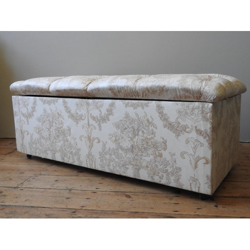 105 - A BUTTONED SEAT UPHOLSTERED OTTOMAN, covered in floral spray patterned material, 55 x 142 x 64 cm