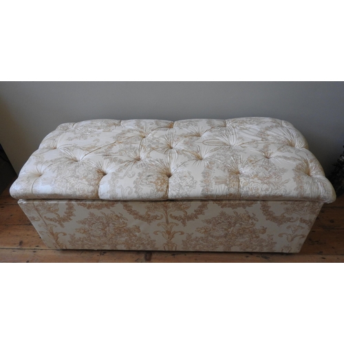 105 - A BUTTONED SEAT UPHOLSTERED OTTOMAN, covered in floral spray patterned material, 55 x 142 x 64 cm