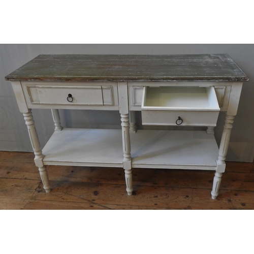 107 - A CONTEMPORARY CHALK PAINTED SIDE TABLE, a limed grain top above two frieze drawers, the six turned ... 