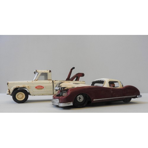 501 - A 1960'S TONKA JEEP TOW TRUCK AND A 'LUCKY' VINTAGE FRICTION TOY CAR