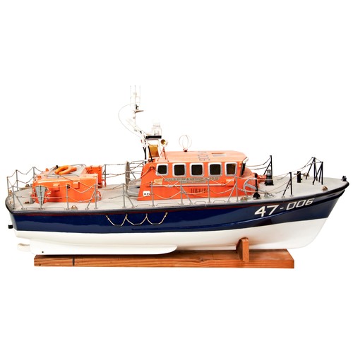 206 - A GOOD KIT BUILT MODEL OF THE CROMER LIFE BOAT 47-006 74 cms longPROVENANCE: The David Stainthorpe C... 