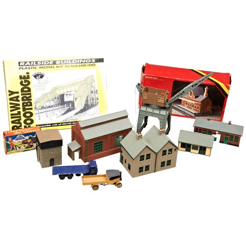 184 - A QUANTITY OF 'OO' GAUGE SCENIC MODEL KITS rolling stock, accessories, made up scenic model building... 