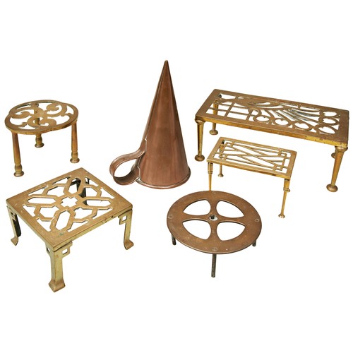 368 - A VICTORIAN CONICAL COPPER ALE MULLER and five brass trivets.PROVENANCE: The David Stainthorpe Colle... 