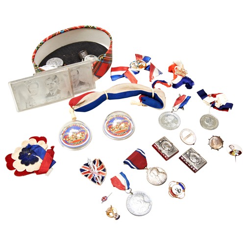 463 - A COLLECTION OF VINTAGE ROYAL COMMEMORATIVE ITEMS including Queen Victoria Jubilee medallions, a Vic... 