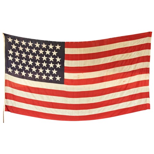 419 - A GOOD FIVE YARD 46 STAR AMERICAN NAVAL FLAG, instituted in 1908 and the official American flag for ... 