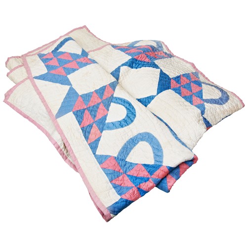 476 - AN AMERICAN HANDMADE QUILT Quilt the compartmental design with arcs and triangles in pink and b... 