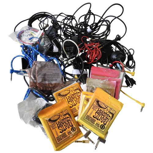 526 - A QUANTITY OF GUITAR LEADS, PEDAL CONNECTORS assorted packets of guitars strings including 5 un... 