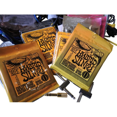 526 - A QUANTITY OF GUITAR LEADS, PEDAL CONNECTORS assorted packets of guitars strings including 5 un... 