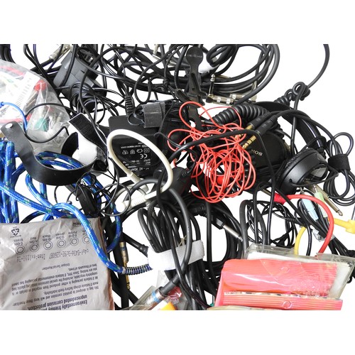 526 - A QUANTITY OF GUITAR LEADS, PEDAL CONNECTORS assorted packets of guitars strings including 5 un... 