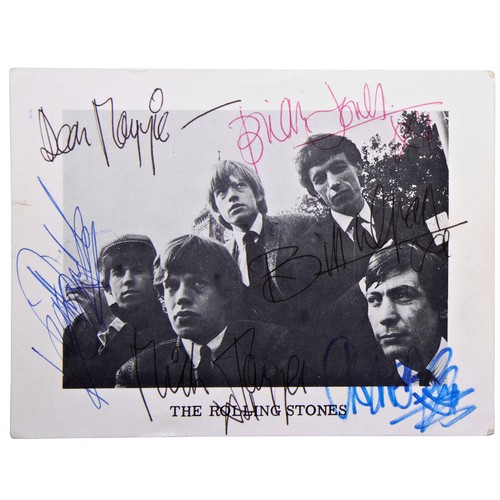 494 - THE ROLLING STONES: A GOOD SET OF AUTOGRAPHS ON A BLACK AND WHITE POSTCARD WITH A PORTRAIT OF ALL FI... 