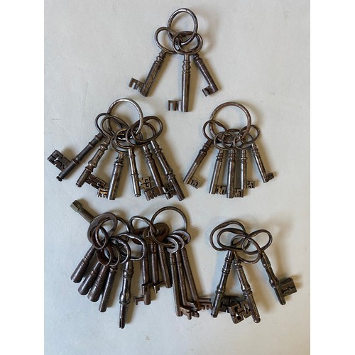 450 - A GEORGIAN STEEL KEY WITH REMOVABLE PIN and finely notched bit, two interesting ‘spade’ shaped Georg... 