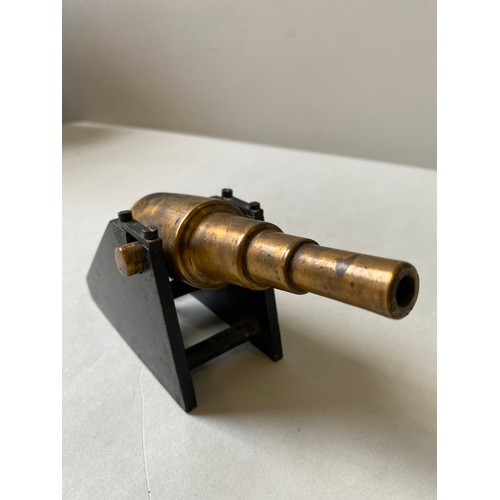 124 - A BRASS AND STEEL MODEL OF A VICTORIAN BATTERY GUN with adjustable height mechanism.17.5 cms longPRO... 