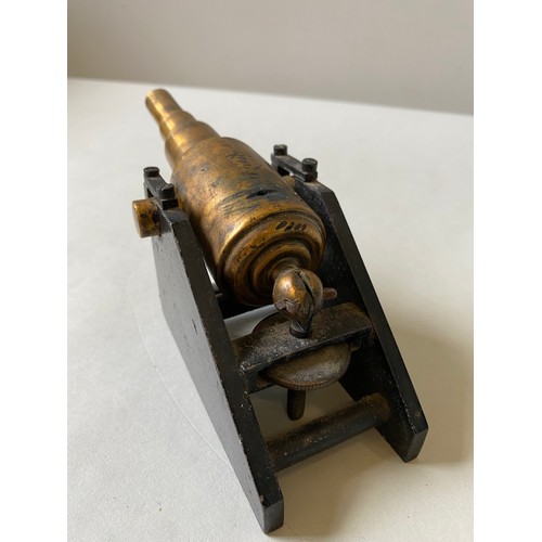 124 - A BRASS AND STEEL MODEL OF A VICTORIAN BATTERY GUN with adjustable height mechanism.17.5 cms longPRO... 