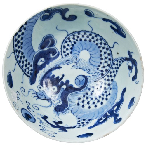 149 - BLUE AND WHITE TEAPOTQING DYNASTY, 19TH CENTURY the cylindrical sides painted with a scaly dragon ch... 