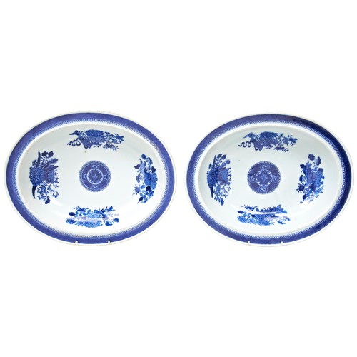 153 - PAIR OF BLUE AND WHITE FITZHUGH PATTERN OVAL DISHESQIANLONG PERIOD (1736-1795)painted in underglaze ... 