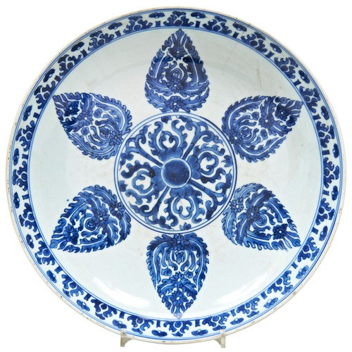 157 - LARGE BLUE AND WHITE DISH FOR THE ISLAMIC MARKETKANGXI PERIOD (1662-1722)painted with a medallion ra... 