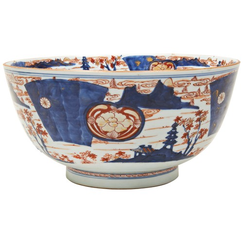 261 - LARGE CHINESE IMARI BOWLKANGXI PERIOD (1662-1722)the exterior painted with a repeating pattern of pa... 