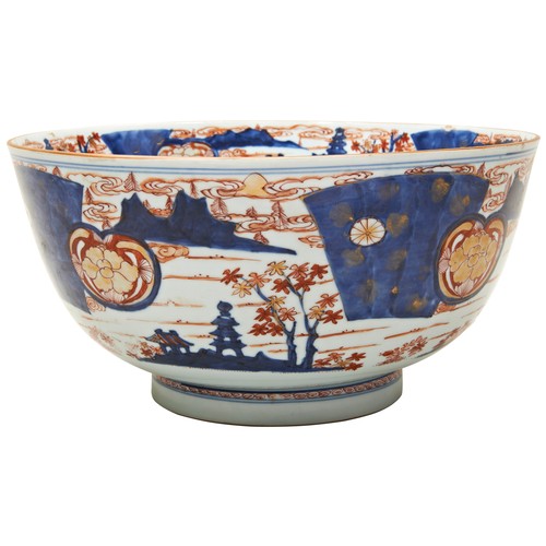 261 - LARGE CHINESE IMARI BOWLKANGXI PERIOD (1662-1722)the exterior painted with a repeating pattern of pa... 