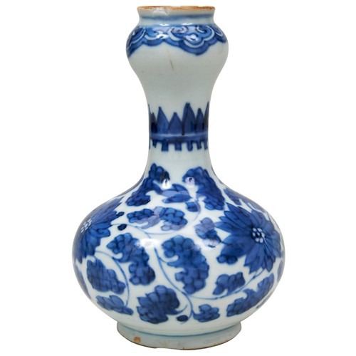 132 - BLUE AND WHITE GARLIC-MOUTH LATE QING DYNASTYthe sides painted with large aster blooms and scrolling... 