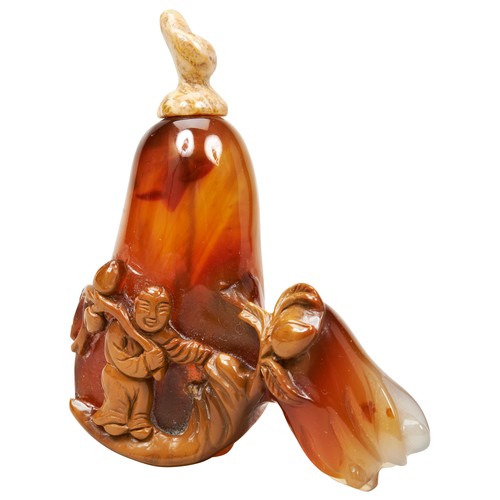 330 - CARVED AGATE SNUFF BOTTLEQING DYNASTY, 19TH CENTURYin the form of two finger citrons carved in high ... 