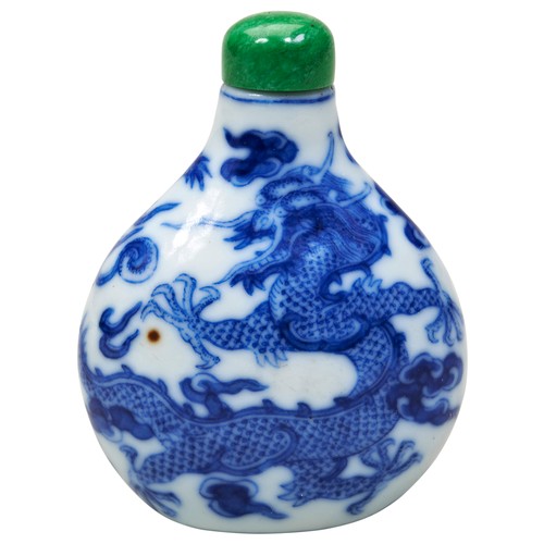 311 - BLUE AND WHITE 'DRAGON' SNUFF BOTTLEIMPERIAL KILNS, JINGDEZHEN, DAOGUANG FOUR CHARACTER MARK AND OF ... 