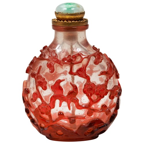 315 - RED-OVERLAY 'CRAB APPLE AND PRUNUS' GLASS SNUFF BOTTLEQING DYNASTY, 18TH / 19TH CENTURYthe sides car... 