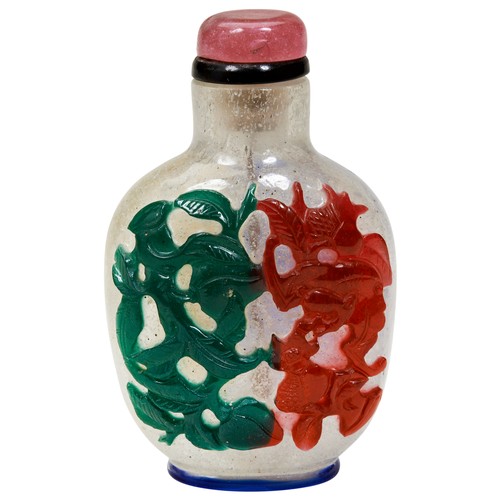 316 - FOUR COLOUR GLASS-OVERLAY SNUFF BOTTLEQING DYNASTY, 19TH CENTURYthe sides carved with citrus fingers... 