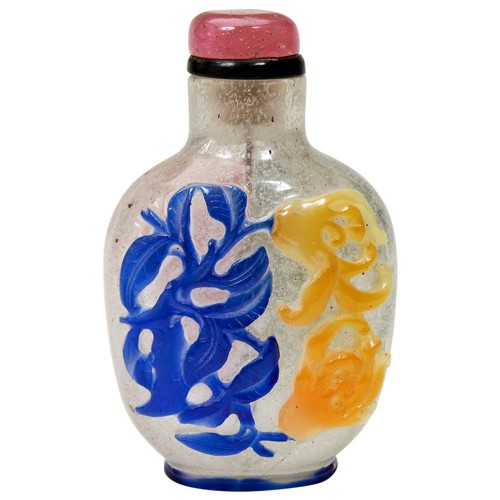 316 - FOUR COLOUR GLASS-OVERLAY SNUFF BOTTLEQING DYNASTY, 19TH CENTURYthe sides carved with citrus fingers... 