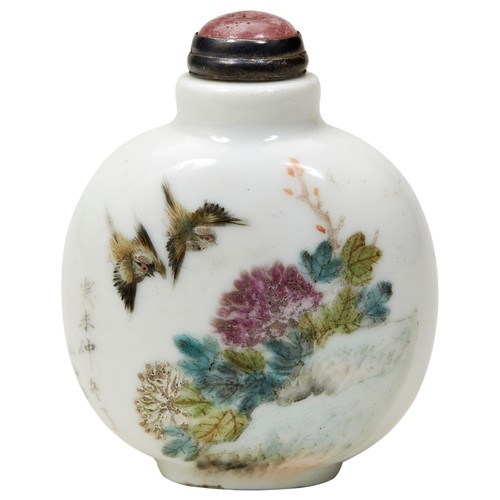 317 - FINE FAMILLE ROSE SNUFF BOTTLELATE QING DYANSTYpainted with birds above blossoming rockwork, the rev... 