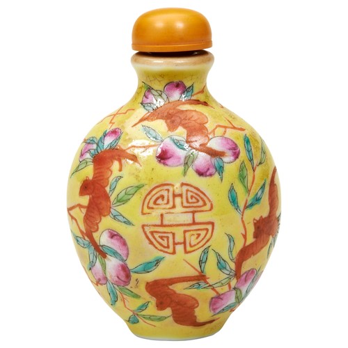 320 - FAMILLE ROSE YELLOW-GROUND 'BATS AND PEACH' SNUFF BOTTLEQING DYNASTY, 19TH CENTURYcentred by iron-re... 