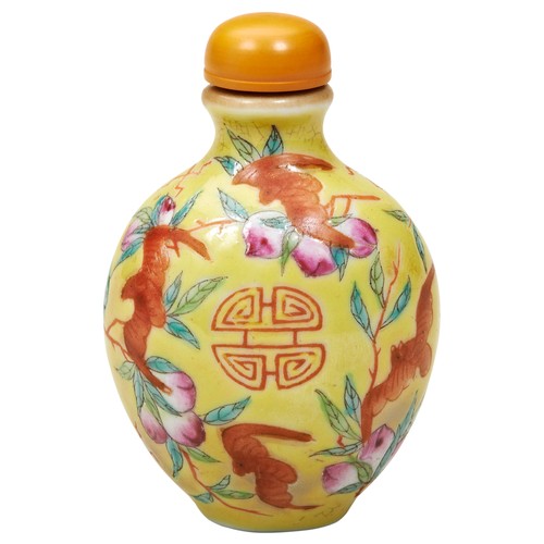 320 - FAMILLE ROSE YELLOW-GROUND 'BATS AND PEACH' SNUFF BOTTLEQING DYNASTY, 19TH CENTURYcentred by iron-re... 