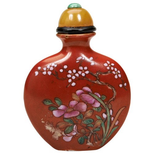 335 - FAMILLE ROSE CORAL-RED GROUND SNUFF BOTTLEQING DYNASTY, 19TH CENTURYthe flatted ovoid sides painted ... 