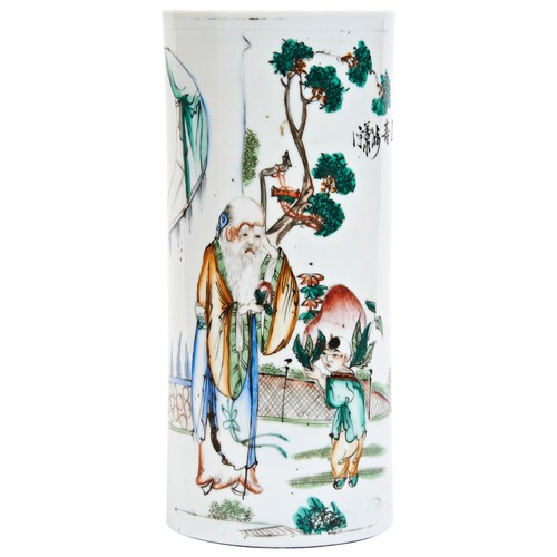 283 - FAMILLE ROSE CYLINDER VASELATE QING DYNASTYthe sides painted with Shoulao and attendant in a fenced ... 