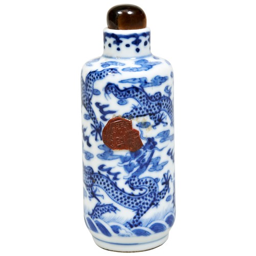 328 - BLUE AND WHITE 'DRAGON' SNUFF BOTTLEQING DYNASTY, 18TH / 19TH CENTURYthe cylindrical sides painted w... 