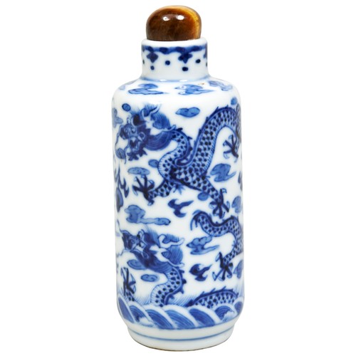 328 - BLUE AND WHITE 'DRAGON' SNUFF BOTTLEQING DYNASTY, 18TH / 19TH CENTURYthe cylindrical sides painted w... 