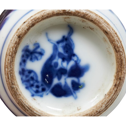 328 - BLUE AND WHITE 'DRAGON' SNUFF BOTTLEQING DYNASTY, 18TH / 19TH CENTURYthe cylindrical sides painted w... 