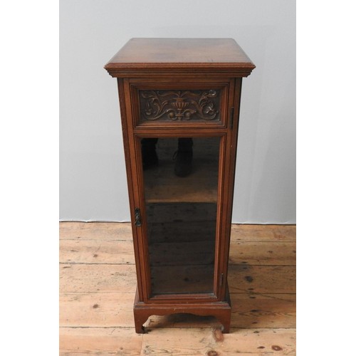 65 - AN EDWARDIAN MAHOGANY CABINET, of narrow form, with a carved frieze pane with foliate and Grecian ur... 