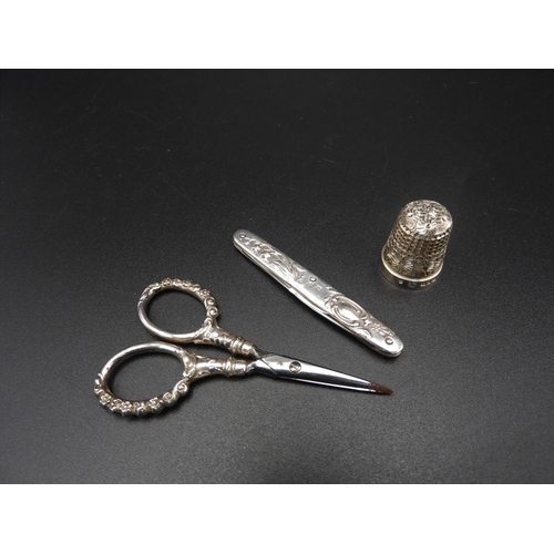 352 - A SILVER THREE PIECE NECESSAIRE, Birmingham 1898, comprising of folding knife, thimble and scissors,... 