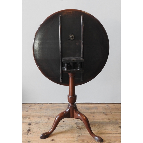 84 - A GEORGE III MAHOGANY TILT-TOP BIRDCAGE TABLE, the tilting circular one piece top set atop a turned ... 