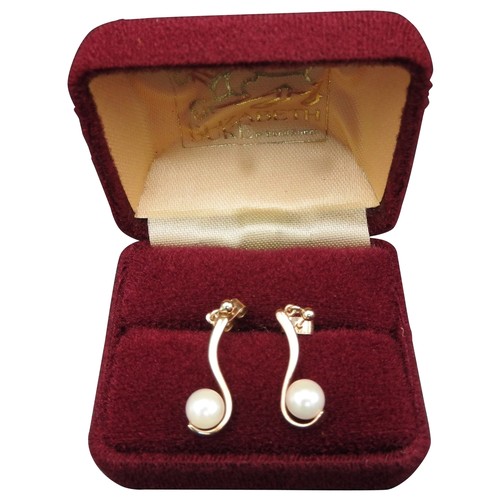 371 - A PAIR OF CULTURED PEARL EARRINGSOf crossover design mounted in 9ct goldMarked B&S, 9ct, Birming... 