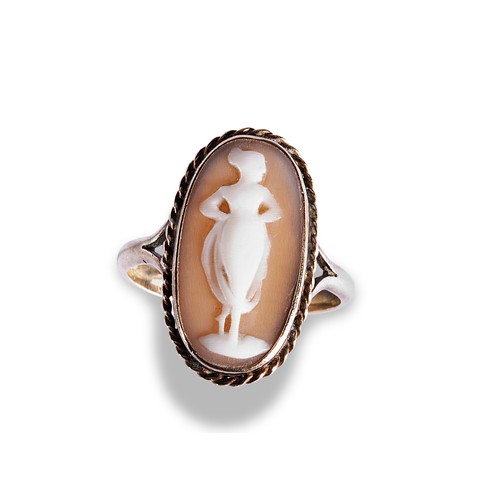 128 - A VICTORIAN SHELL CAMEO AND GOLD RING, CIRCA 1850Carved to depict a classical lady, within a collet ... 