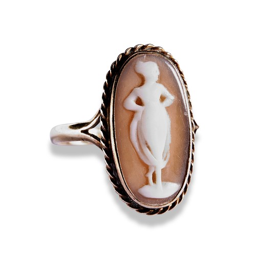 128 - A VICTORIAN SHELL CAMEO AND GOLD RING, CIRCA 1850Carved to depict a classical lady, within a collet ... 