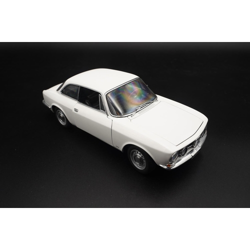 124 - 1967 ALFA-ROMEO 1750 GTV BY AUTOART  Diecast metal with plastic components, 1/18th scale model.