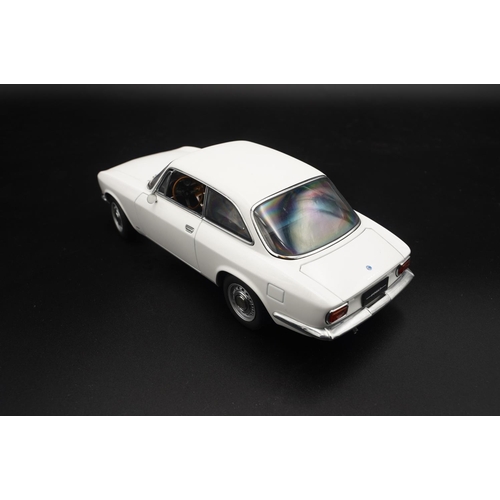 124 - 1967 ALFA-ROMEO 1750 GTV BY AUTOART  Diecast metal with plastic components, 1/18th scale model.